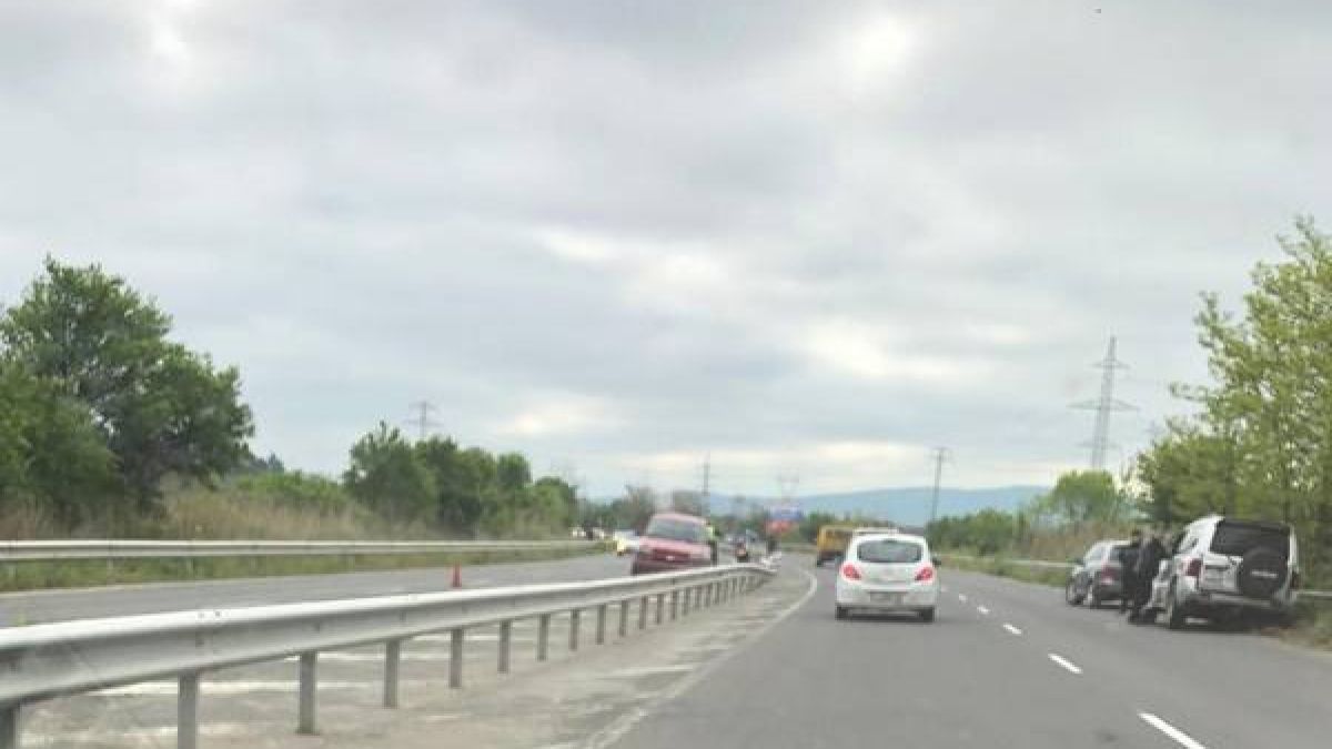 Ямболски шофьор се зазяпа в катастрофа и направи голяма беля на пътя (СНИМКИ)