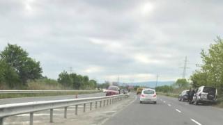 Ямболски шофьор се зазяпа в катастрофа и направи голяма беля на пътя (СНИМКИ)