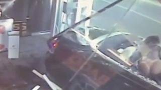 Лъскав Ролс-ройс с две полуголи мацки влетя с мръсна газ в малко магазинче (ВИДЕО)