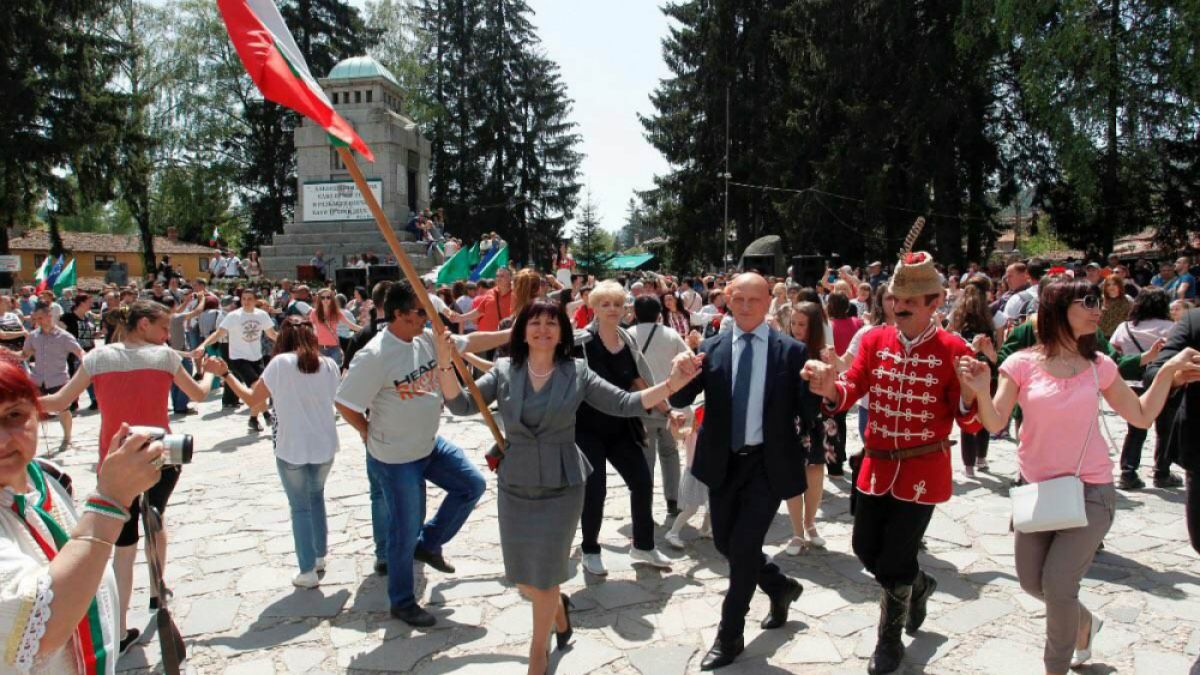 Караянчева поведе хорото в Копривщица (СНИМКИ)