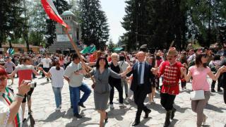 Караянчева поведе хорото в Копривщица (СНИМКИ)