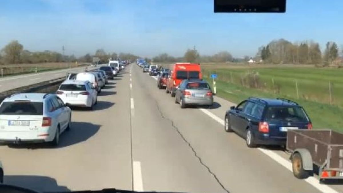 Възможно ли е това у нас?! Уникално ВИДЕО показа какво правят шофьорите в Германия при катастрофа на магистрала (СНИМКИ)