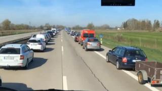 Възможно ли е това у нас?! Уникално ВИДЕО показа какво правят шофьорите в Германия при катастрофа на магистрала (СНИМКИ)
