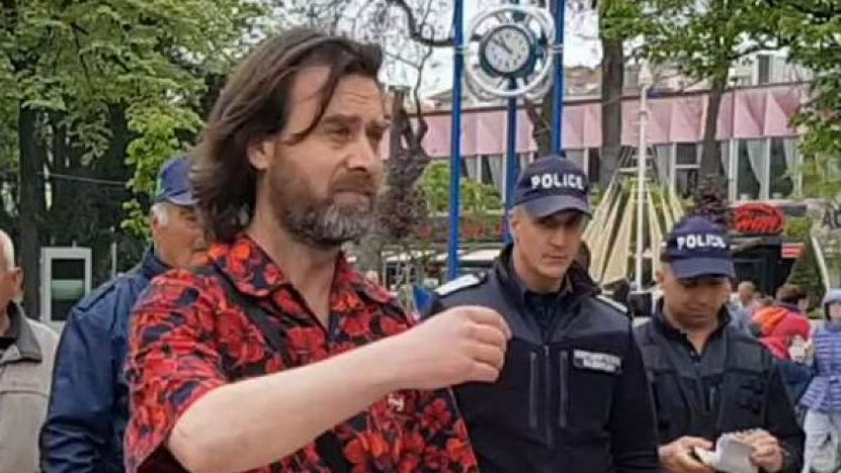 Първа СНИМКА на дългокосия мъж, който опита да отвлече две малки деца в центъра на Бургас! Преди това направил друг зулум (ВИДЕО)
