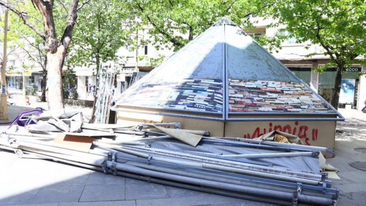 Фоторепортаж в БЛИЦ: Столичният пл. "Славейков" опустя! От книжния пазар останаха само... ламарини (СНИМКИ)