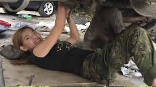 Целият свят полудя по тази секси автомонтьорка! Със сигурност ще оставите в ръцете й не само колата си, след като видите тези СНИМКИ (18+)