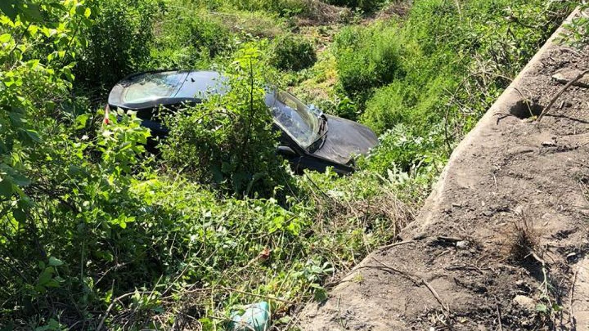 "Виртуоз" зад волана направи смразяваща кръвта каскада и след 5-метров полет и се приземи край коритото на река Янтра (СНИМКИ)