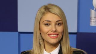Горещата Ева Веселинова показва пореден абсурд в "Господари на ефира"