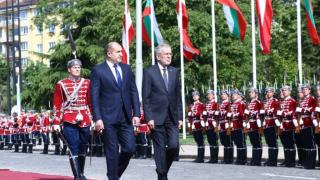 Румен Радев посрещна президента на Австрия (СНИМКИ)