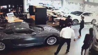 Побеснял богаташ разби поршето си във витрината на магазина! Причината е безумна (ВИДЕО)