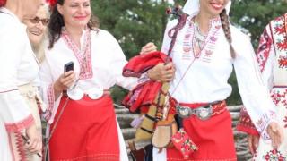 Ритуали на Гергьовден за здраве и късмет! Пие се лява вода, ходи се по блага роса, жените се кичат със свежи цветя
