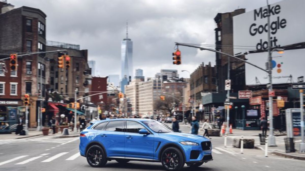 JAGUAR F-PACE за модел на година 2019: Нови технологии за безопасност, интериорни подобрения и 5-литров двигател с V8 SVR с компресор суперчарджър