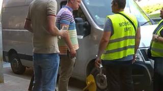 Явно така се прави на Острова: Британци свалиха колелото на буса си, оковано със скоба на пъпа на Велико Търново (СНИМКА)