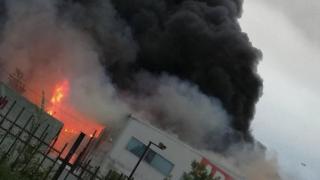 Кошмарът става все по-голям: От болницата, която е край огнения ад, искат още линейки - в готовност са за евакуация