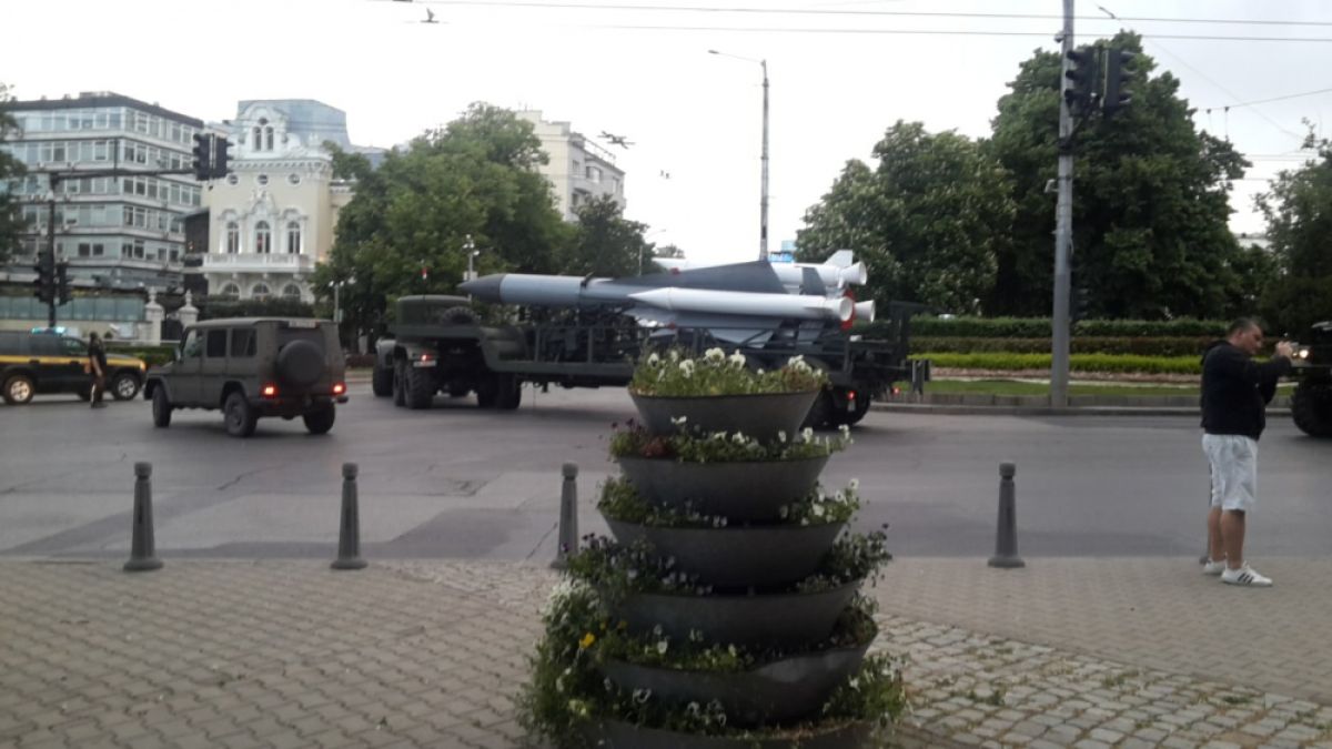 Само в БЛИЦ! Цялата мрежа се пита какъв е този военен звяр на жълтите павета (СНИМКИ)