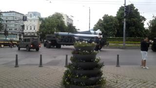 Само в БЛИЦ! Цялата мрежа се пита какъв е този военен звяр на жълтите павета (СНИМКИ)