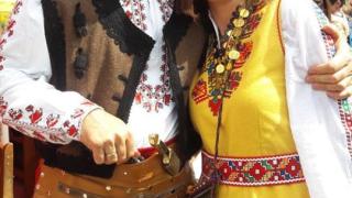 Цветанов накипри и жена си Деси с народна носия (СНИМКИ)