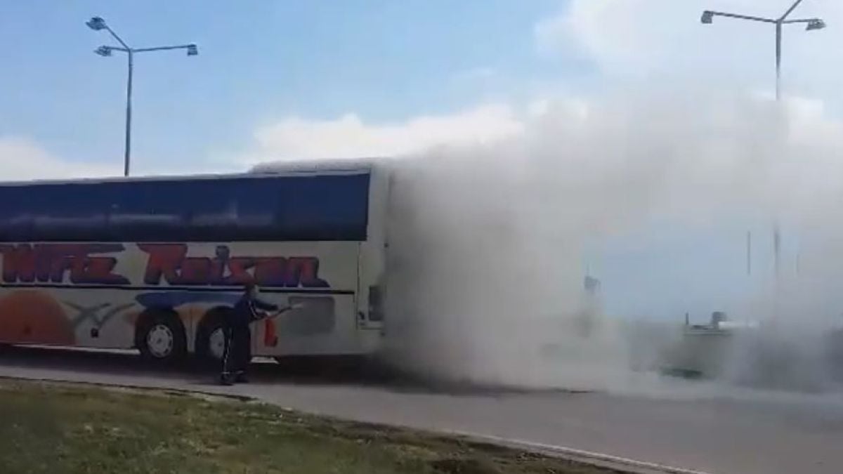 Първи СНИМКИ и ВИДЕО от пламналия автобус на АМ "Хемус" 