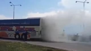 Първи СНИМКИ и ВИДЕО от пламналия автобус на АМ "Хемус" 