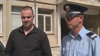 Семейство с пеленаче почука на РПУ-то в Кърджали за помощ и последва нещо невероятно (СНИМКИ/ВИДЕО)