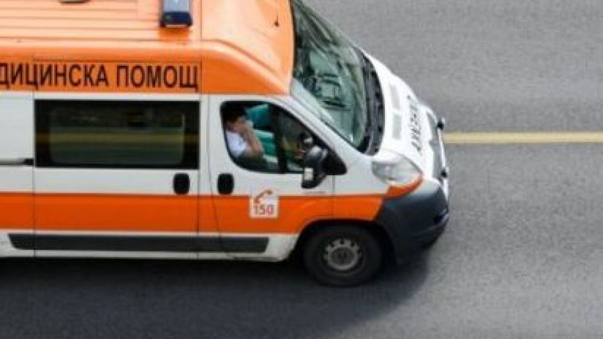 Вместо празник: Борят се за живота на моторист  и на шофьор, забил се в ограда