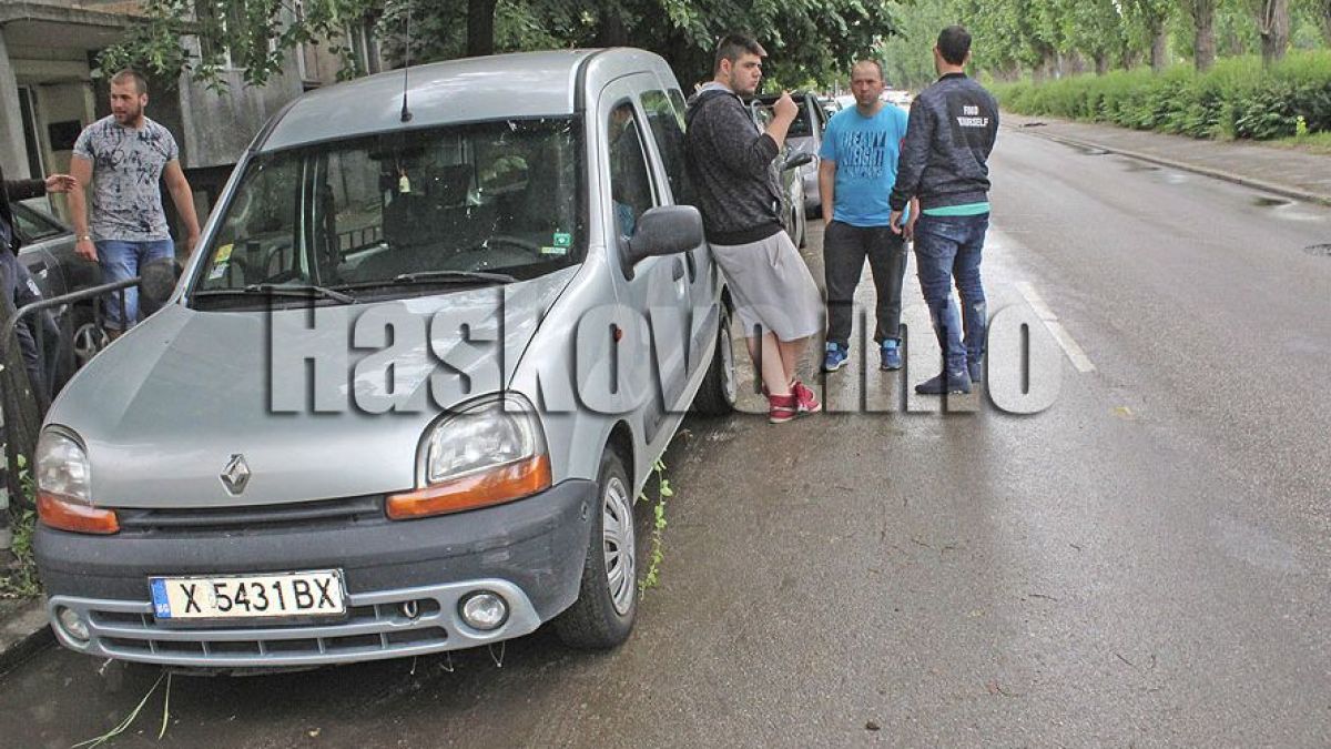 Млад шофьор натисна рязко спирачките и за малко не се озова в реката (СНИМКИ)