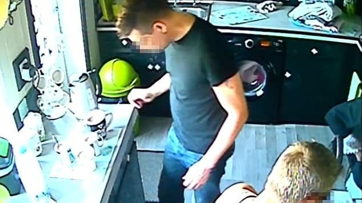 Камери запечатаха как полтъргайст вилнее в къщата на семейство (СНИМКИ/ВИДЕО)