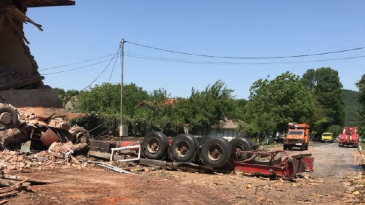 Очевидец на катастрофата с ТИР и две къщи в Златна панега: Майка ми, леля ми и баба ми оцеляха по чудо