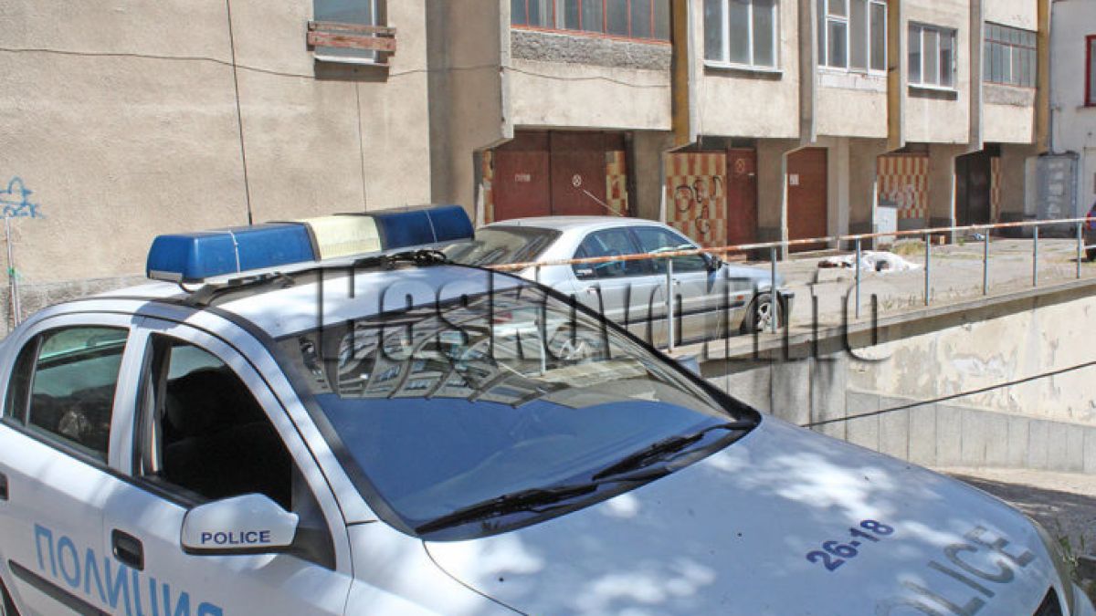 Страховита мистерия в Хасково: Възрастен мъж издъхна след полет от висок блок, никой не знае кой е загиналият (СНИМКИ)