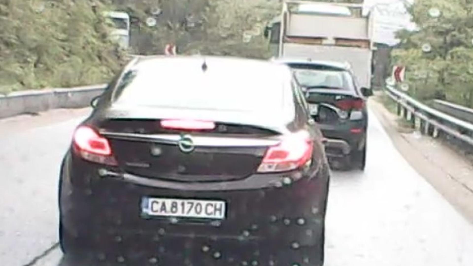 Вижте ново инфарктно ВИДЕО на безумното камикадзе по пътя Чепеларе - Асеновград