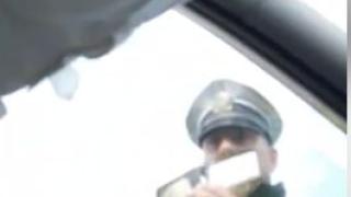 Мрежата полудя от това ВИДЕО: Шофьор отказа да даде документите си на катаджия, причината е... 