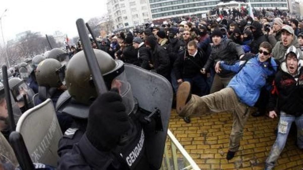 Изненада! Повече бити полицаи от граждани, отколкото обратното, показва проучване