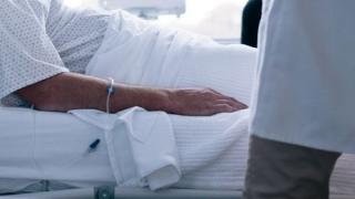 Първо в БЛИЦ! Известен съдия от ВКС бере душа в болница след много тежка операция