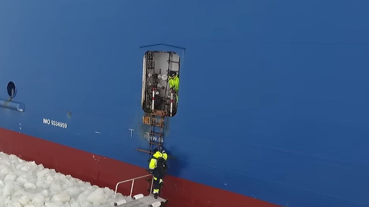 Лоцман показа опасен начин как да се качим на кораб (ВИДЕО)