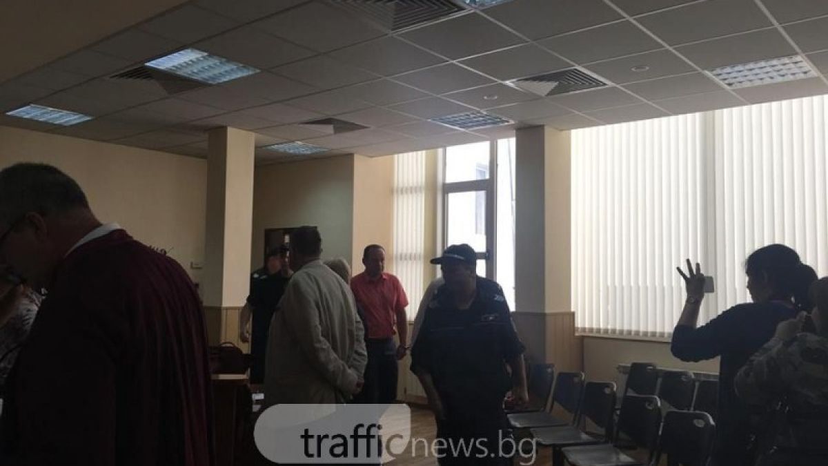 Вкараха с белезници в съда аферистите от Здравната каса (СНИМКИ)