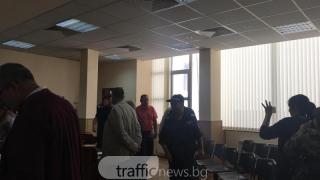 Вкараха с белезници в съда аферистите от Здравната каса (СНИМКИ)