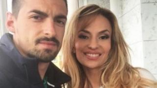 Баба Малина се срамува от внучето! Крие бебето и не дава да й казва "бабо" 