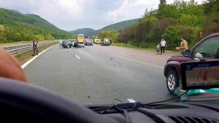 Извънредно в БЛИЦ: Страшна катастрофа с "Голф" на "Хемус" (СНИМКИ 18+)
