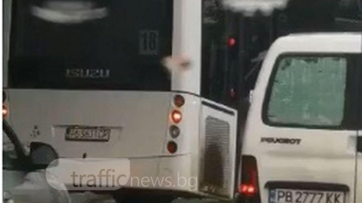 По-безумна маневра не сте виждали! Какво заслужава този шофьор на автобус? (ВИДЕО)