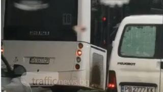 По-безумна маневра не сте виждали! Какво заслужава този шофьор на автобус? (ВИДЕО)