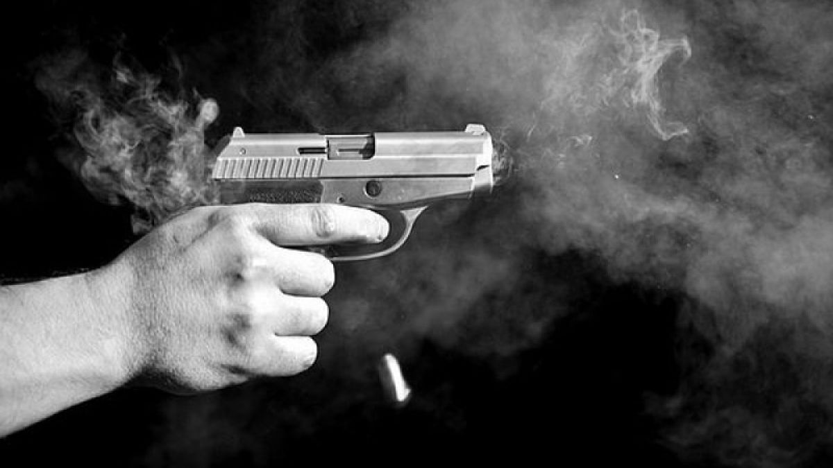 Жена застреля въоръжен престъпник, който заплашваше минувачите (ВИДЕО 18+)