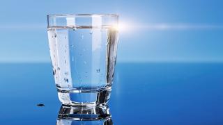 Ето защо не трябва да оставяте чаша вода до леглото си 