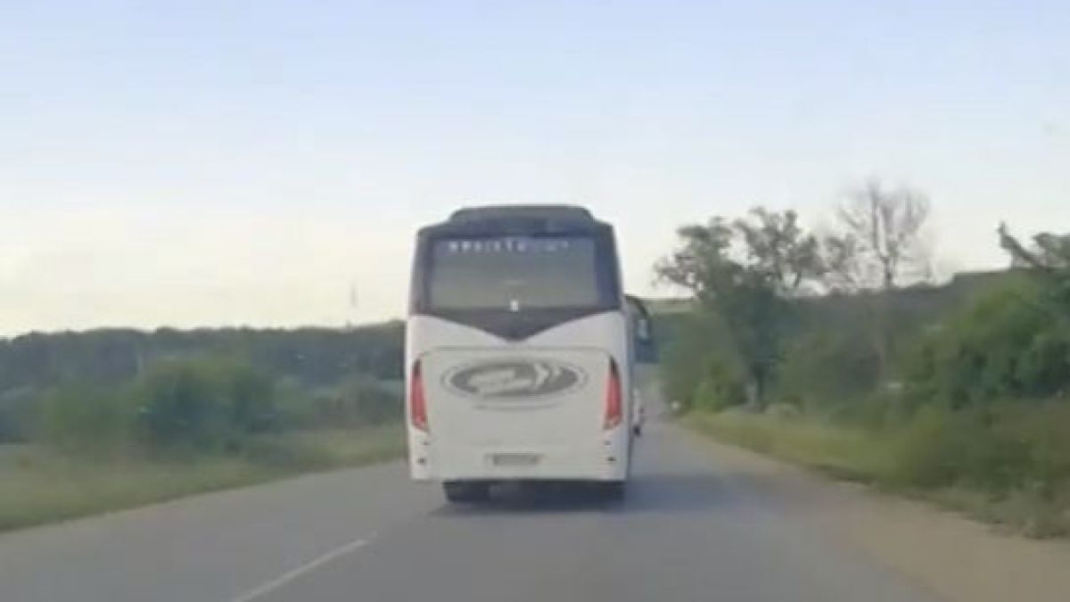 Шокиращи кадри: Автобус на "Юнион Ивкони" с безумна маневра при над 100 км/ч!