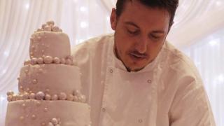 Братът на обичан български актьор ще прави торта за сватбата на принц Хари