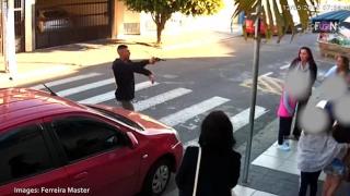 Крадец нападна ученици и родителите им пред бразилско училище, но се случи нещо непланирано, което му коства живота (СНИМКИ/ВИДЕО)
