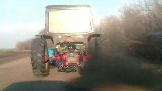 Невероятно, но факт: Руски трактор фучи по черен път със 130 км/ч (ВИДЕО)