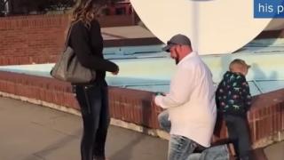 Това ВИДЕО от предложение за брак ще ви скъса от смях! Вижте какво прави 3-годишното хлапе