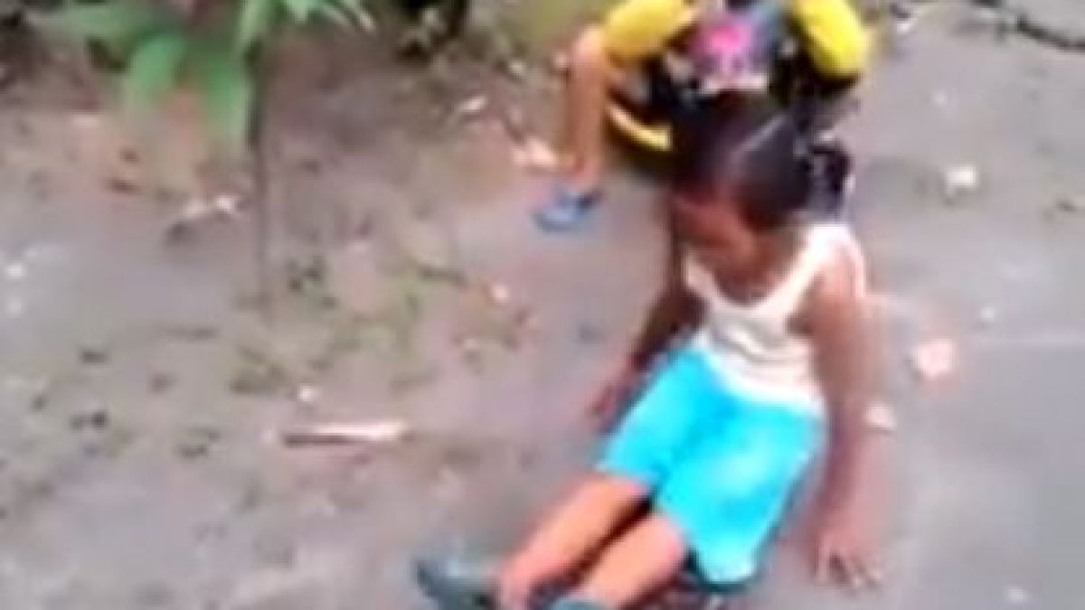 ВИДЕО с две малки момиченца, които се возят на гигантски питон, взриви интернет 