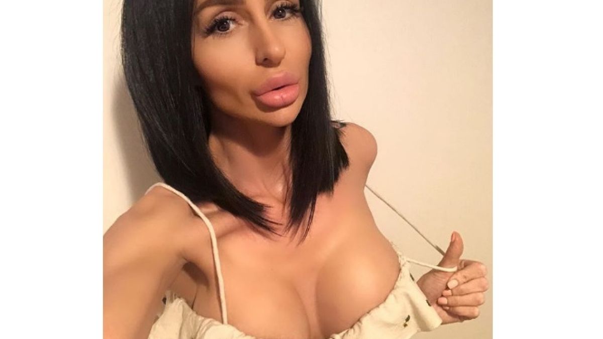 Деси Фотосесията тотално изплиска! Засне „най-милото“ си с роза, чаша кафе и фас от трева (СНИМКИ 18+)