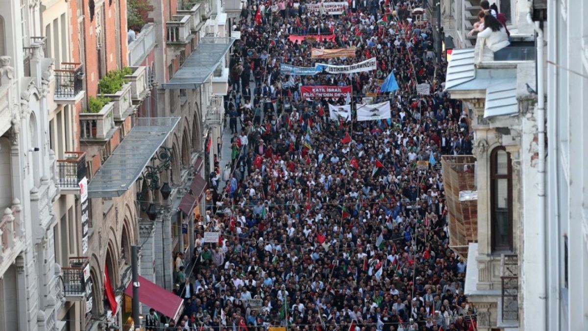 Протест в Истанбул! Горят знамена на...